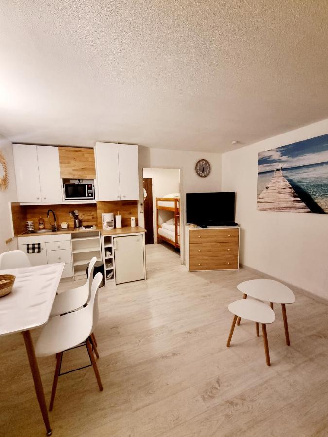 Apartment 100 M De La - Les Cigales De - - Parking